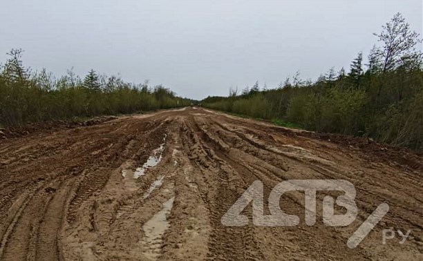 Машины едва не тонут в грязном месиве на севере Сахалина 