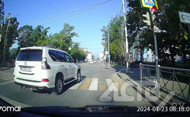 Очевидцы: за пару дней до ЧП с баллончиком в Южно-Сахалинске тот же "Лексус" промчался на красный