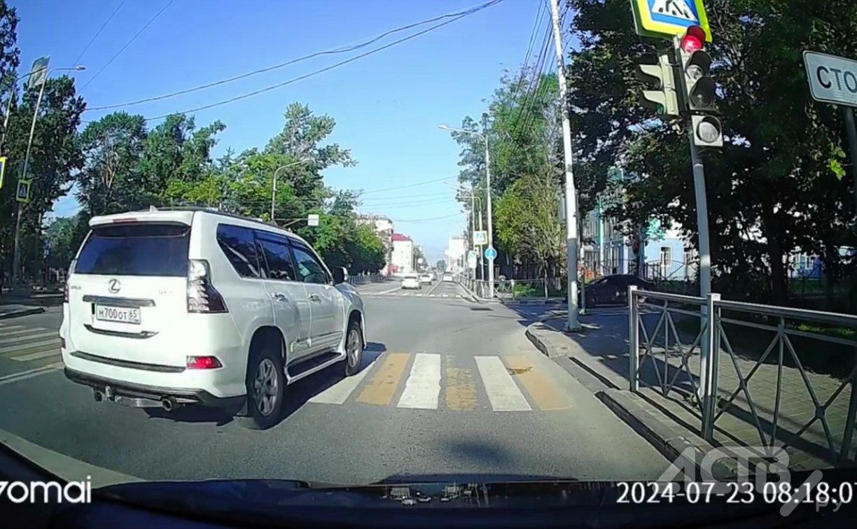 Очевидцы: за пару дней до ЧП с баллончиком в Южно-Сахалинске тот же "Лексус" промчался на красный