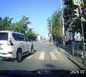 Очевидцы: за пару дней до ЧП с баллончиком в Южно-Сахалинске тот же "Лексус" промчался на красный