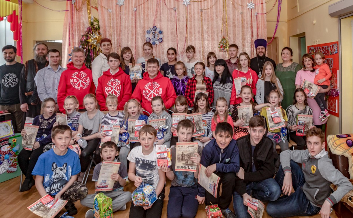 Активисты поздравили с Рождеством воспитанников соцучреждений в Томаринском районе 