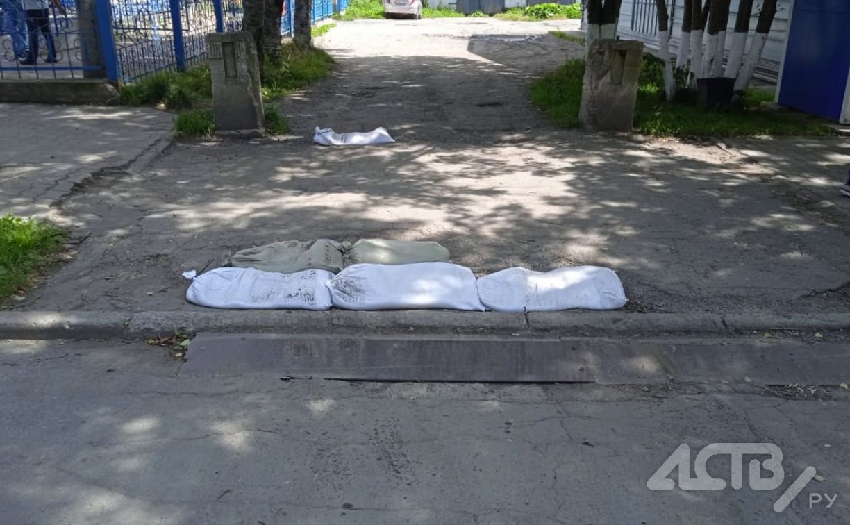 Ноу-хау по-корсаковски: сахалинец сообщил, что в городе начали затыкать дыры в асфальте мешками