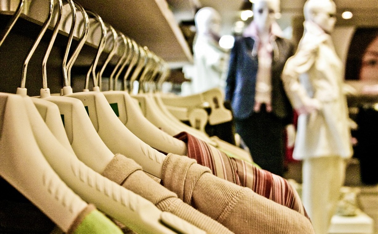 Из-за прохладной погоды сахалинцы стали тратить на покупку одежды больше денег