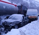 МЧС: взрослый и ребёнок пострадали в ДТП с бензовозами и школьным автобусом на Сахалине