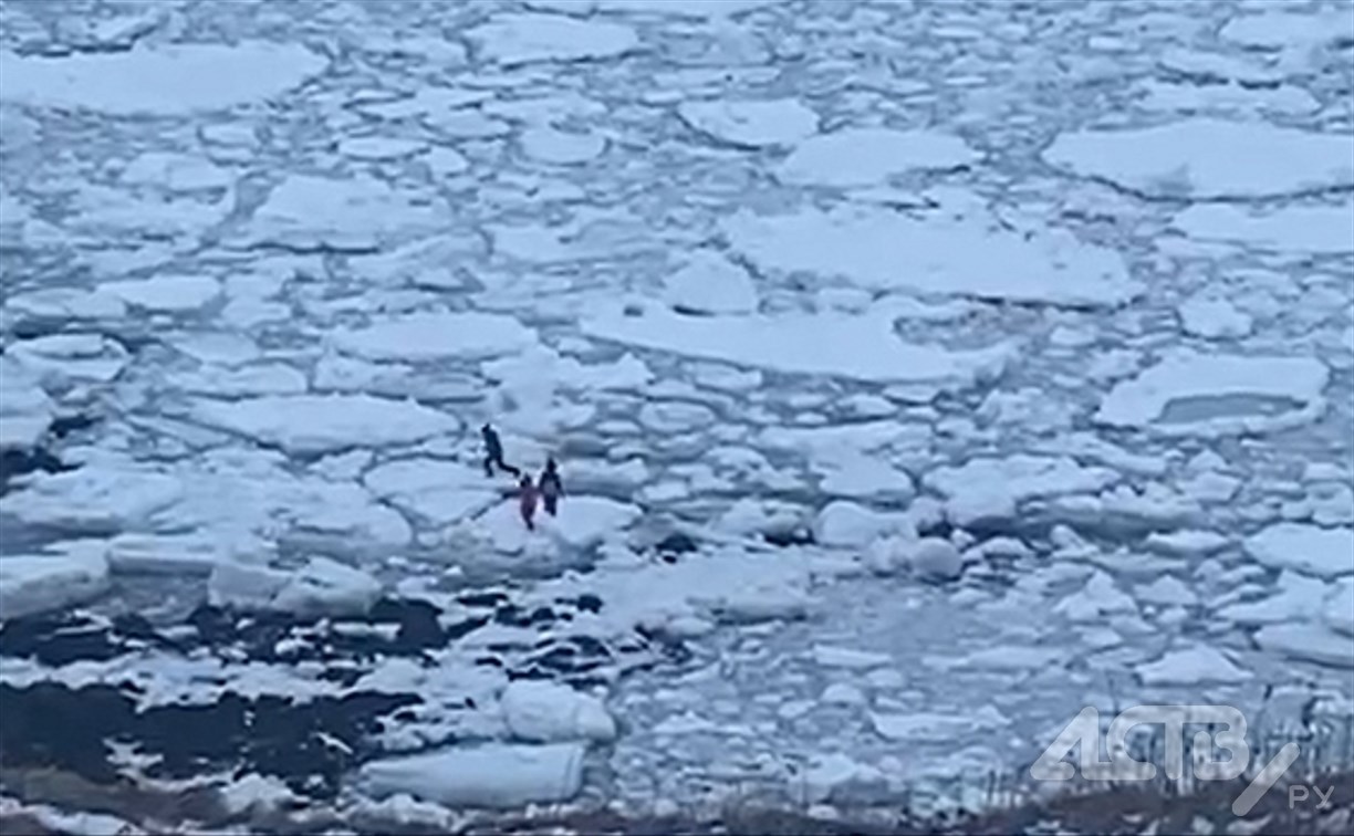 "Опасно для жизни": в Южно-Курильске дети устроили забег по льдинам