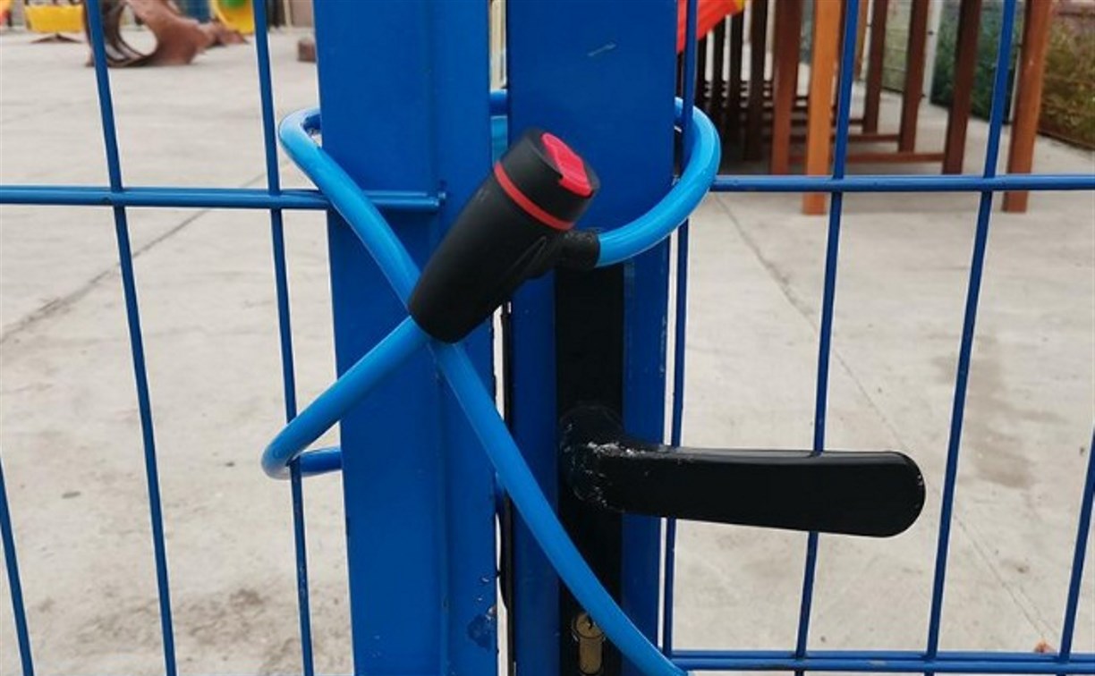 Детская площадка за зданием администрации в Углегорске оказалась опасной Детская площадка за зданием администрации в Углегорске оказалась опасной