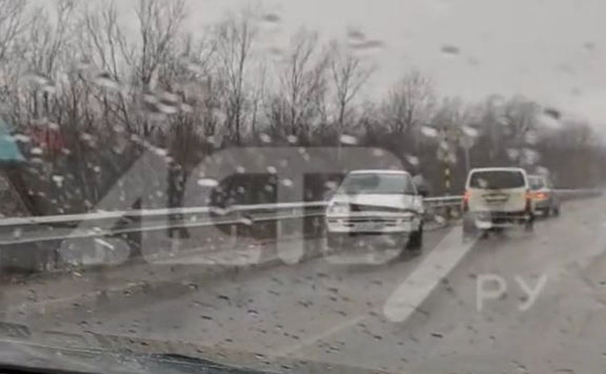 В Долинском районе столкнулись три автомобиля