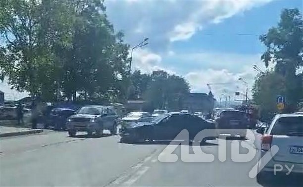 В Южно-Сахалинске автоледи на Subaru Legacy на выезде с АЗС столкнулась с Honda Fit