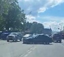 В Южно-Сахалинске автоледи на Subaru Legacy на выезде с АЗС столкнулась с Honda Fit