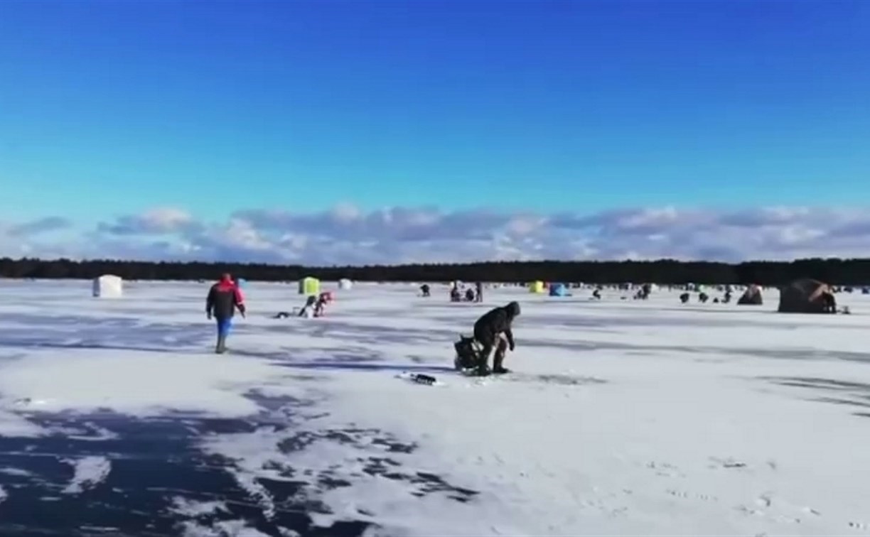 На Сахалине у провалившегося под лёд рыбака украли бур