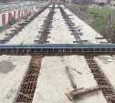 Подходы к мосту через Новосёлку обустраивают в Томаринском районе