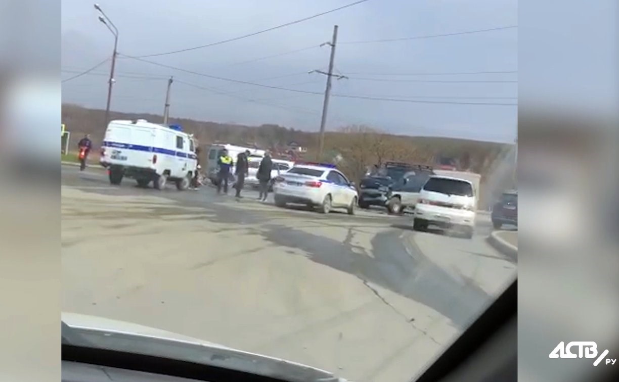 Серьёзная авария произошла на повороте на Пригородное на Сахалине