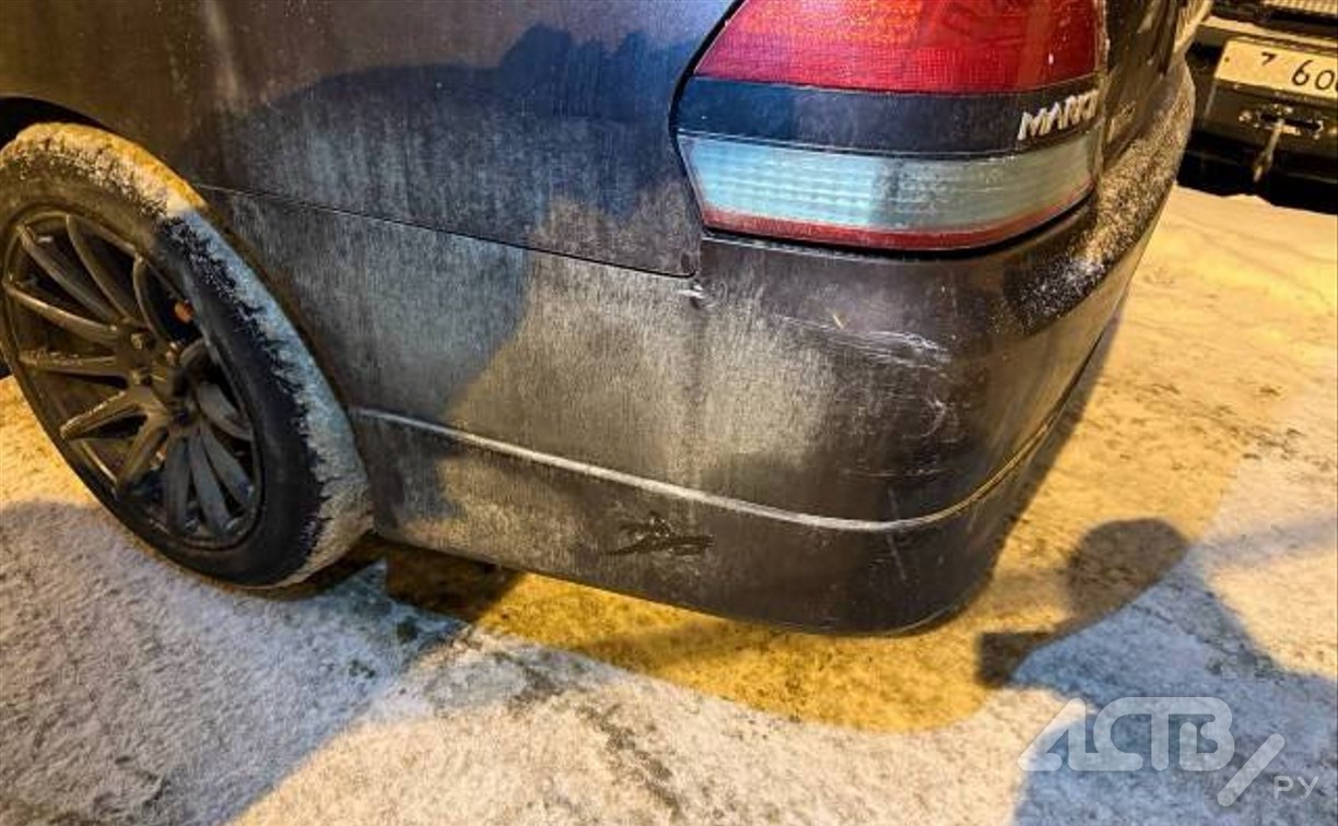 Кто-то врезался в припаркованный "Марк" в Южно-Сахалинске и скрылся 