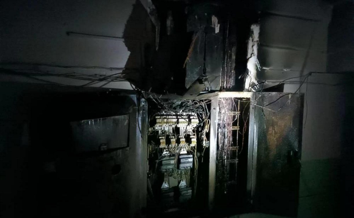 Все электрощиты сгорели в одном из подъездов пятиэтажки в Александровске-Сахалинском