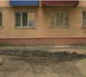 Дорогу во дворе Южно-Сахалинска отремонтировали при помощи кусков старого асфальта