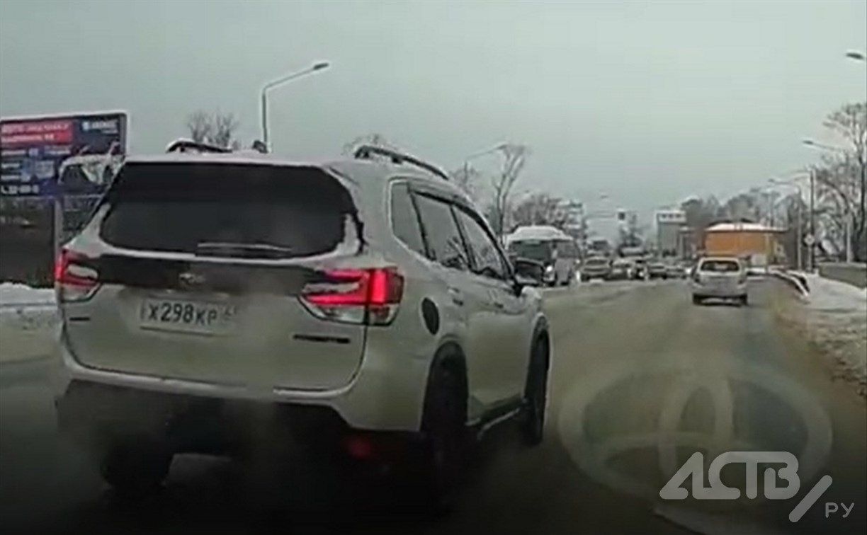 Довыпендривался: субарист решил “проучить” автомобилистов и сам попал в ДТП в Южно-Сахалинске