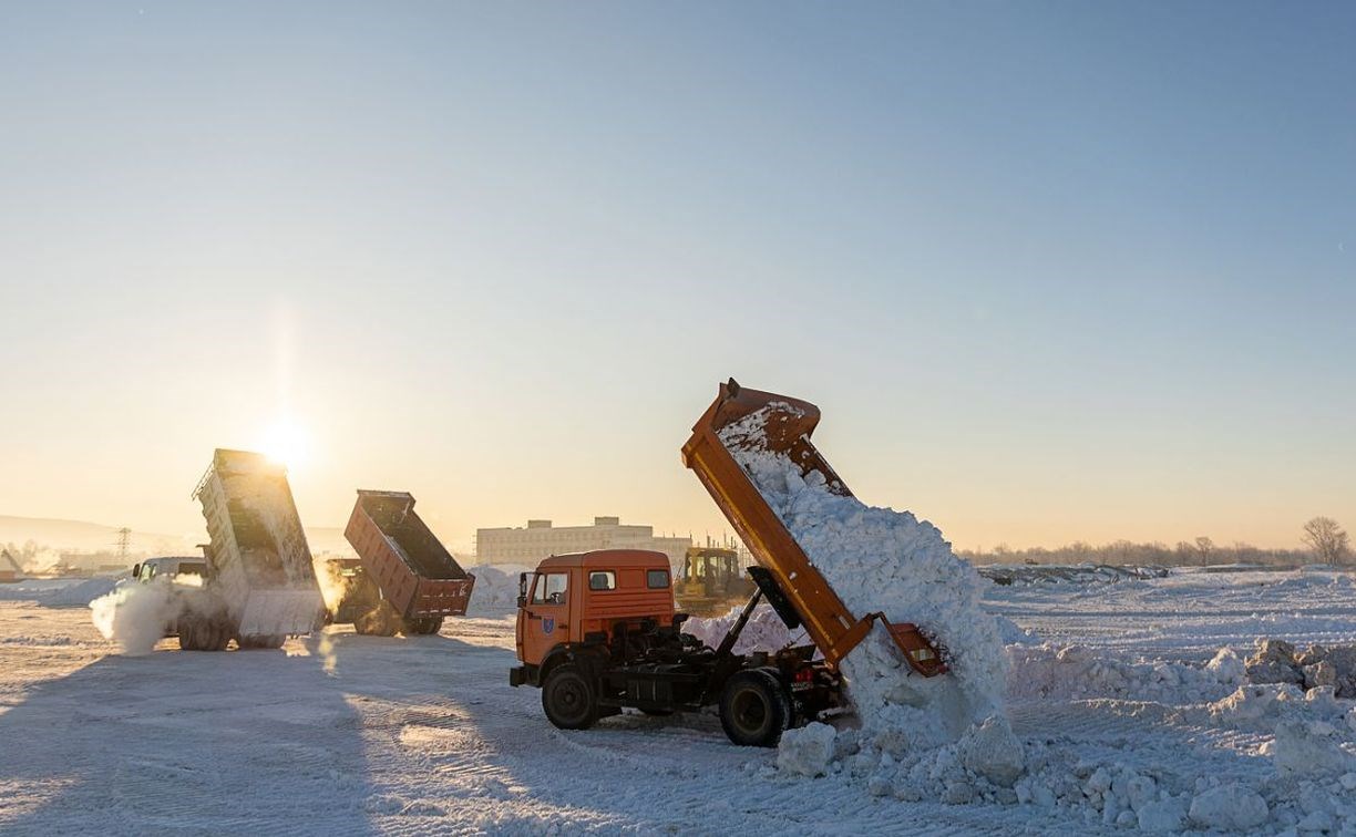 Снег на полигон Южно-Сахалинска за ночь выгружают 4200 раз