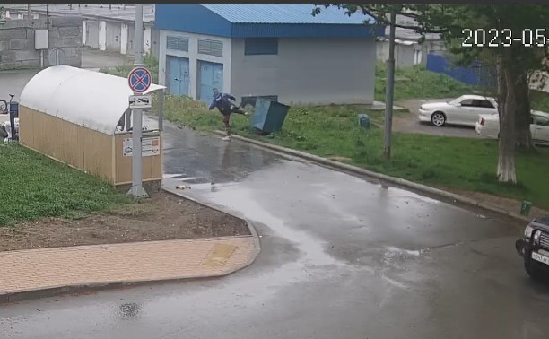 Хромающий "каратист" отправил в нокаут мусорный бак в Южно-Сахалинске