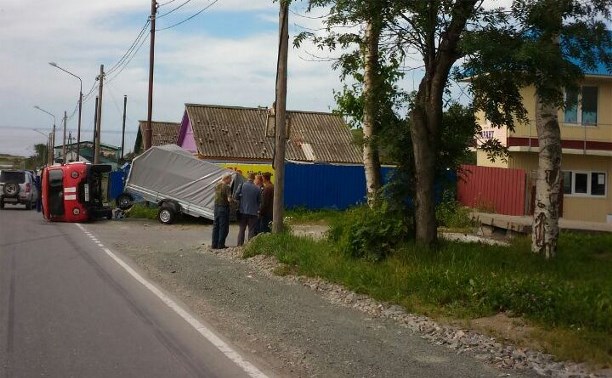 Спецмашина опрокинулась на выезде из Корсакова