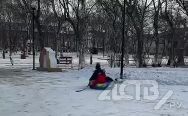 На Сахалине поставили горку, с которой дети "летят прямо в столб"