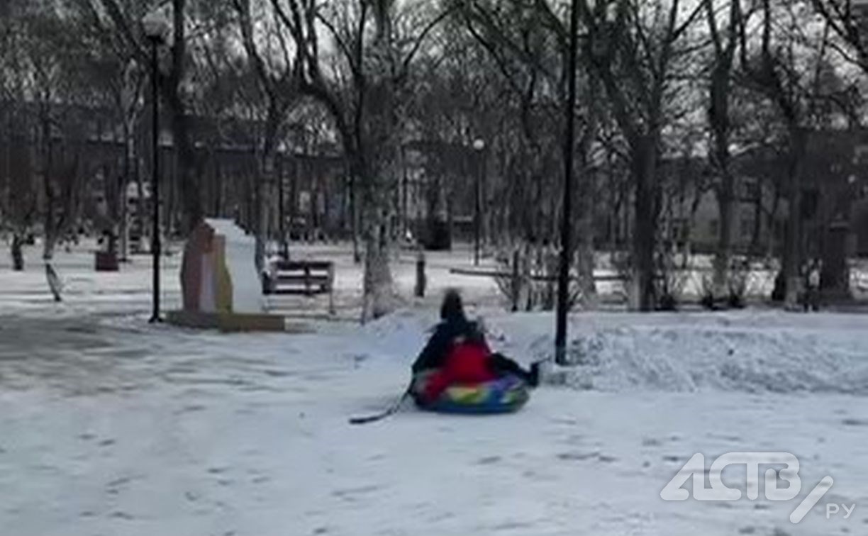 На Сахалине поставили горку, с которой дети "летят прямо в столб" На Сахалине поставили горку, с которой дети "летят прямо в столб"