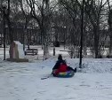 На Сахалине поставили горку, с которой дети "летят прямо в столб"