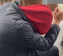 Странного мужчину заметили на остановке в Южно-Сахалинске