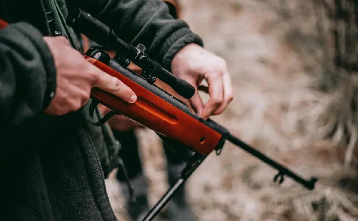 Охотник в Амурской области услышал шорох и случайно застрелил товарища