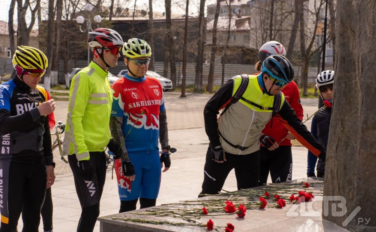 サハリンの住民は、自転車で 120 キロを自転車に乗り、戦闘員のモニュメントに献花しました。