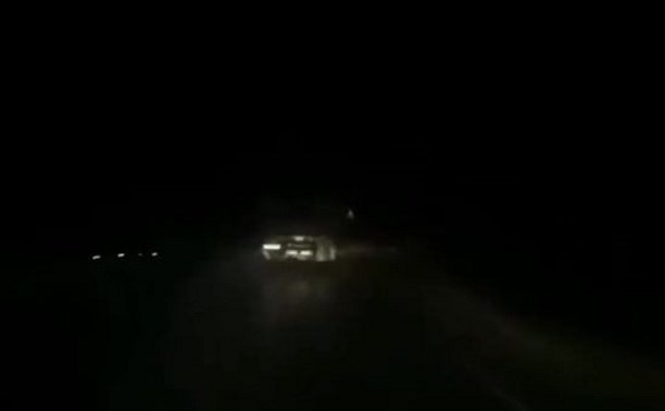 Крадущийся в ночи КамАЗ-невидимка испугал автолюбителей на Сахалине
