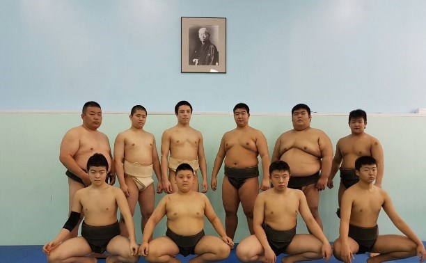 Матчевые встречи между японскими сумоистами и островными спортсменами проходят в Южно-Сахалинске