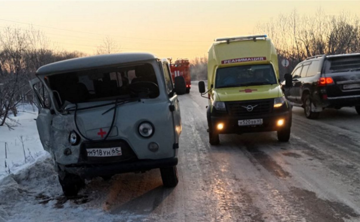 Возле Покровки столкнулись Honda и медицинский УАЗ