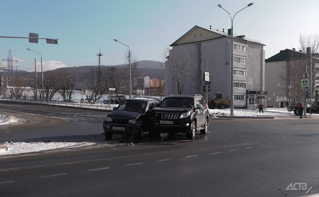В Южно-Сахалинске водитель так спешил проехать перекрёсток, что совершил ДТП