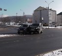 В Южно-Сахалинске водитель так спешил проехать перекрёсток, что совершил ДТП