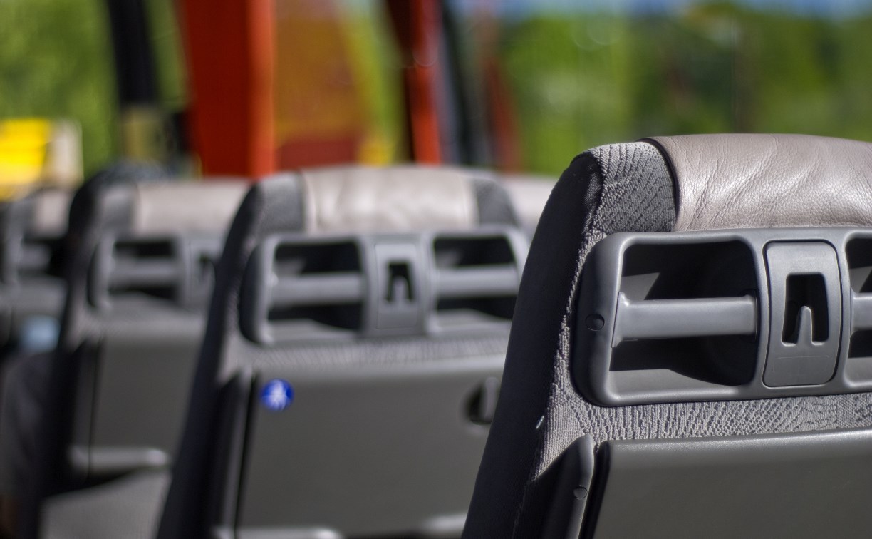 Роспотребнадзор рекомендовал сахалинцам в автобусах прикрывать нос, когда чихают