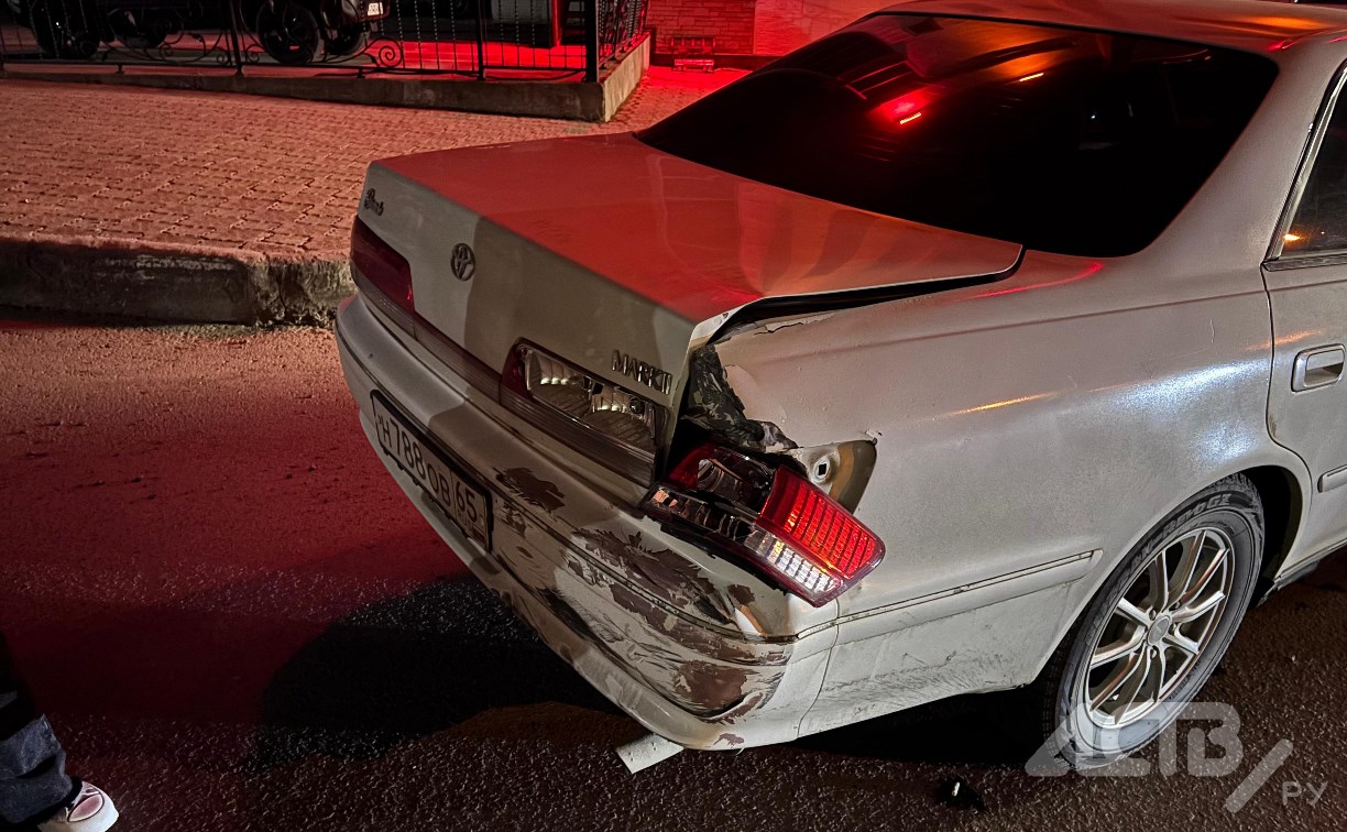 Квадроциклист врезался в Toyota Mark II и скрылся с места ДТП в Южно-Сахалинске