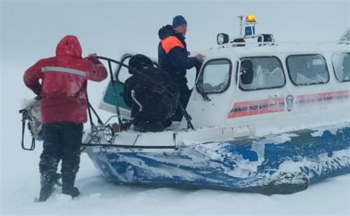 Всех сахалинских рыбаков спасли с оторвавшейся льдины