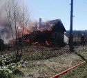 Пожар в селе Корсаковка уничтожил здание на 100 "квадратов"