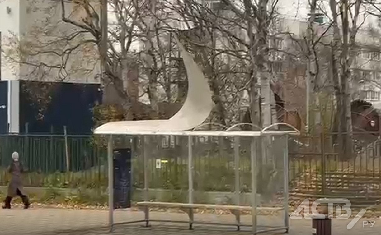 На ул. Есенина в Южно-Сахалинске вскрылась остановка 