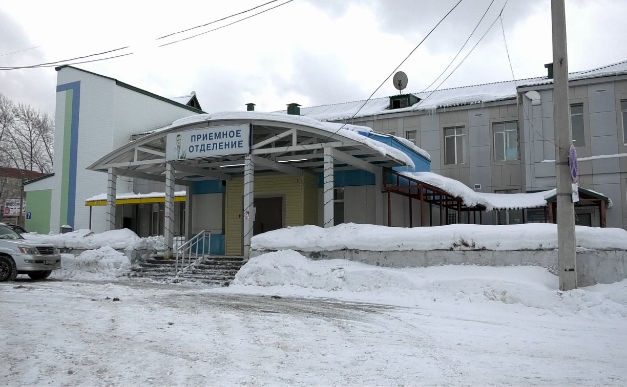 Потолок в сахалинской облбольнице обрушился из-за разгильдяйства рабочих, заявил зампред правительства