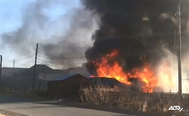 Горящие сараи тушат в Поронайске