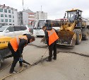 В Южно-Сахалинске продолжается ямочной ремонт дорог