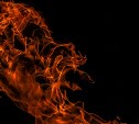 Более трех часов сахалинским пожарным пришлось тушить полностью охваченную огнем заброшку 