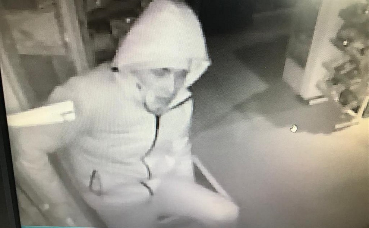 Подозреваемого в краже из магазина ищут в Южно-Сахалинске