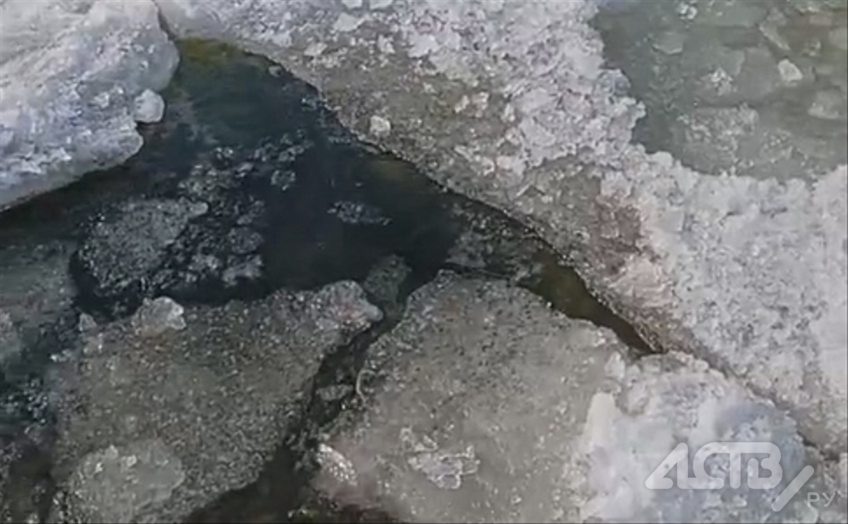 "Клев пошел и лед рвануло": рыбаки массово бегут на берег на Мальках 