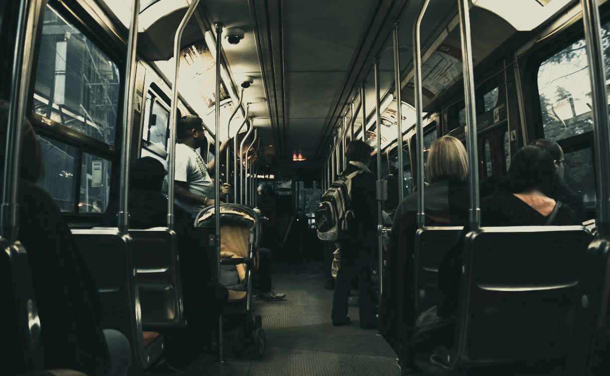 Держитесь или сразу занимайте места: сахалинцев просят соблюдать правила в автобусах