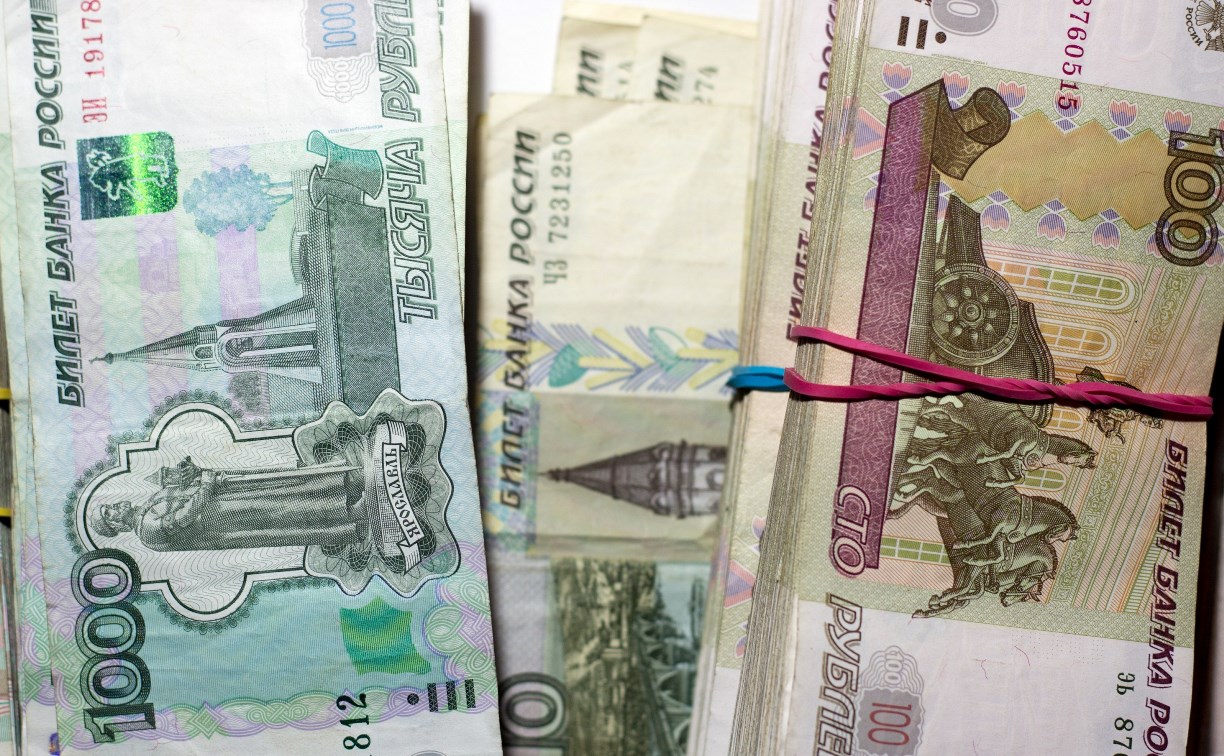 Охинец выкрал деньги из-под матраса у инвалида, к которому пришел в гости 