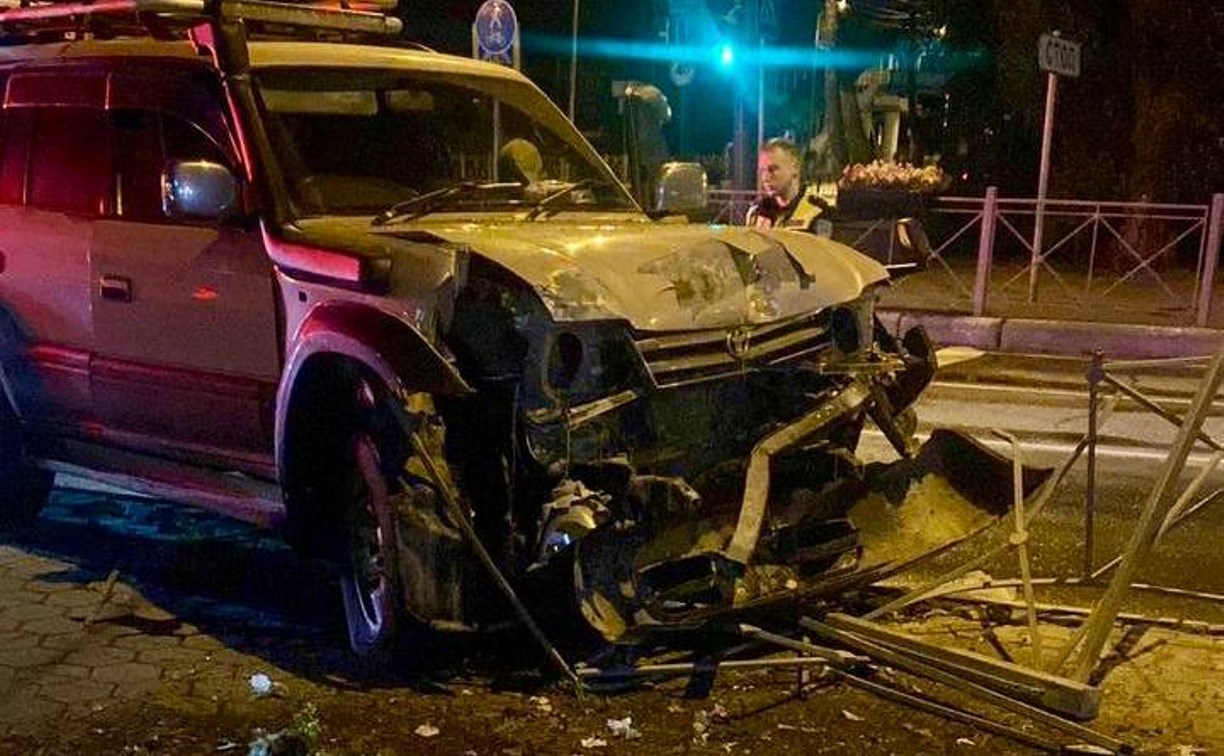 Водитель на Prado на скорости в 100 км/ч уходил от погони ДПС в Южно-Сахалинске и врезался в забор