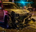 Водитель на Prado на скорости в 100 км/ч уходил от погони ДПС в Южно-Сахалинске и врезался в забор