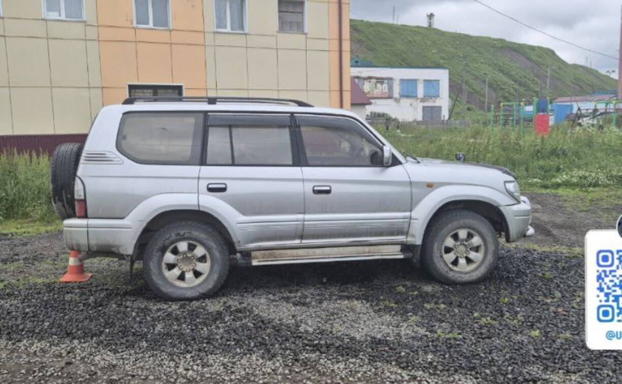 Водитель Toyota Land Cruiser наехал на пенсионерку, выезжая со двора дома в Углегорске